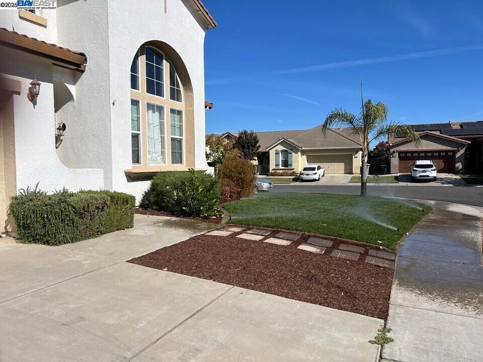 2441 Jessica Cir in Escalon, CA - Building Photo