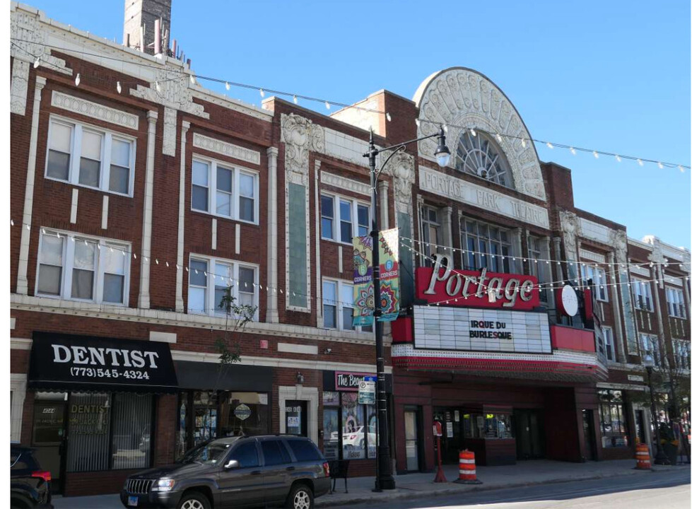 4048 N Milwaukee Ave in Chicago, IL - Foto de edificio