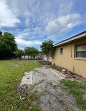 17320 NW 47th Ave in Miami Gardens, FL - Foto de edificio - Building Photo