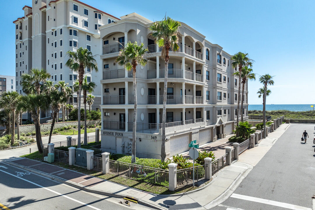 Avenue Four in Jacksonville Beach, FL - Building Photo