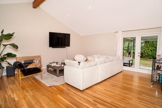 6458 Hanna Ave in Woodland Hills, CA - Building Photo - Building Photo