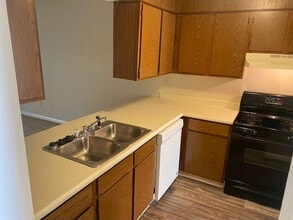 1215 Oakplace Dr SW in Marietta, GA - Building Photo - Building Photo