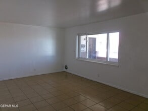 10910 Dyer St in El Paso, TX - Building Photo - Building Photo