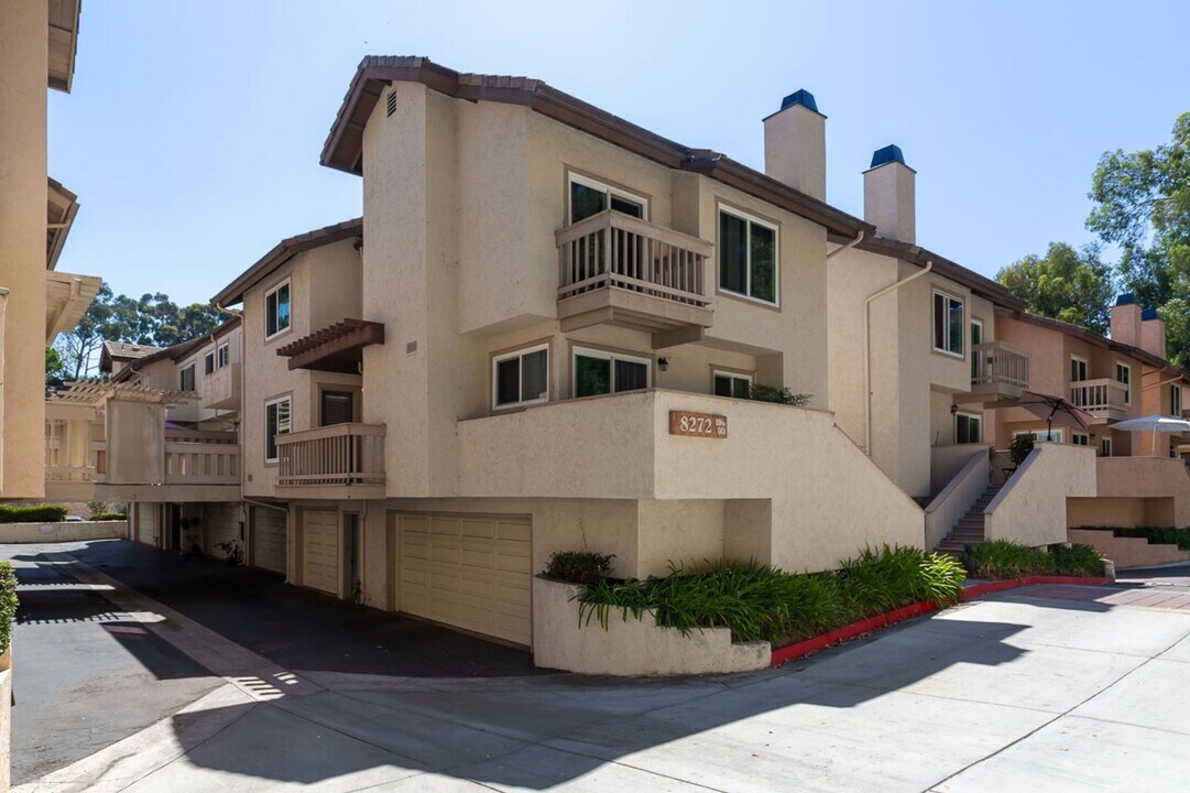 8272 Gilman Dr in La Jolla, CA - Foto de edificio