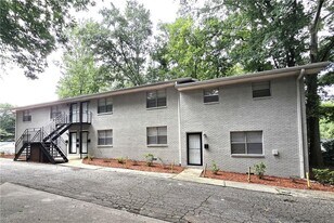 2637 Lester St in Atlanta, GA - Building Photo