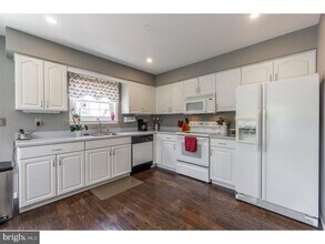 199 Longford Rd in West Chester, PA - Building Photo - Building Photo