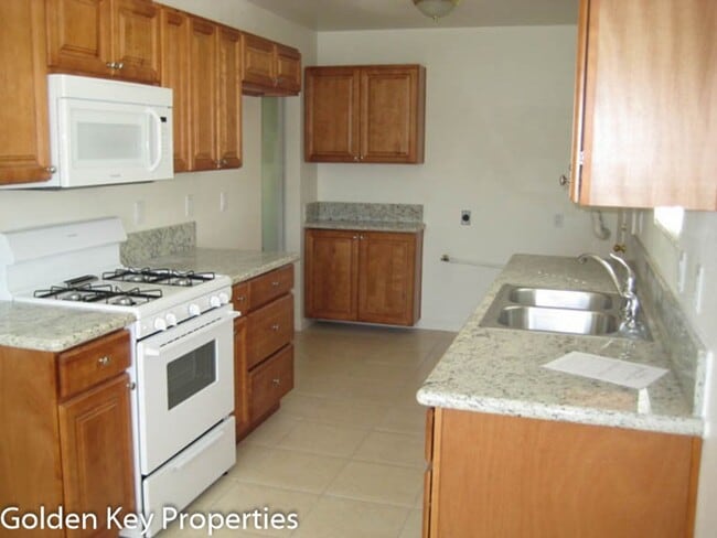 235 Holiday Way in Oceanside, CA - Building Photo - Building Photo