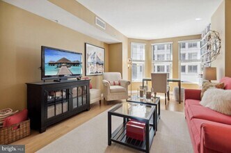 915 E St NW in Washington, DC - Building Photo - Building Photo