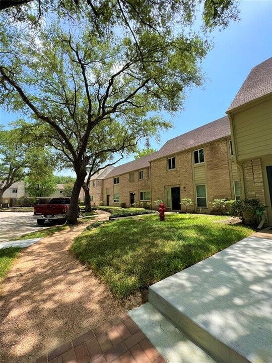 2146 Hazlitt Dr in Houston, TX - Building Photo