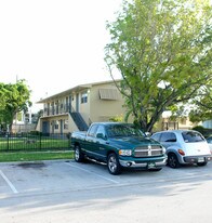 1931 NE 168th St in Miami, FL - Building Photo