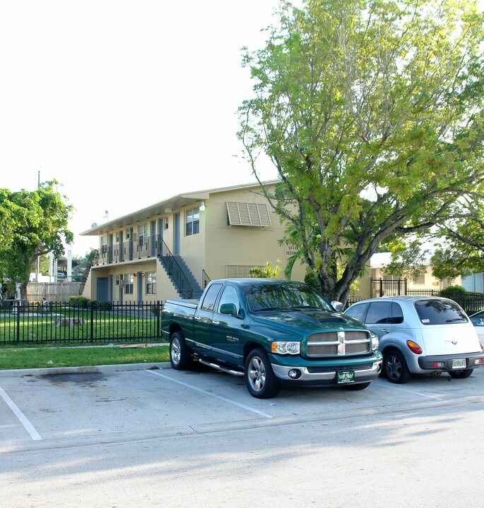 1931 NE 168th St in Miami, FL - Building Photo