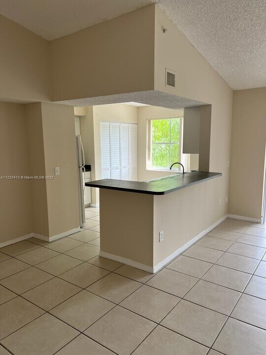 165 NW 96th Ter, Unit 301 in Pembroke Pines, FL - Building Photo