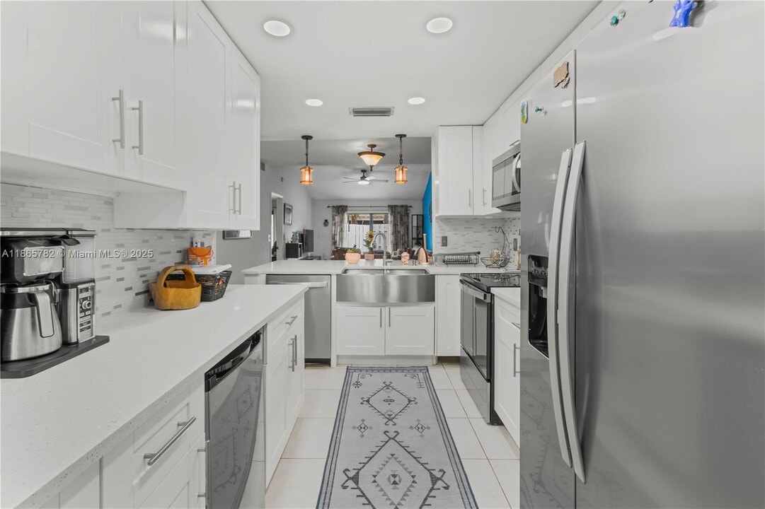 230 SW 97th Terrace in Pembroke Pines, FL - Building Photo