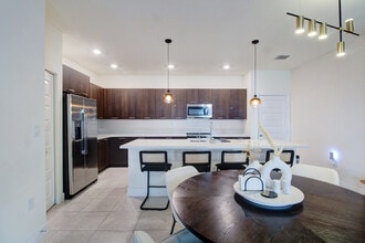 4656 NW 83rd Path in Doral, FL - Building Photo - Building Photo