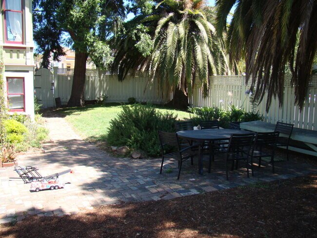 1535 9th St, Unit Upper in Alameda, CA - Foto de edificio - Building Photo