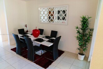 9721 NW 9th St in Miami, FL - Building Photo - Building Photo