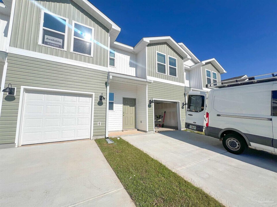 3997 Pendragon Cir in Milton, FL - Building Photo
