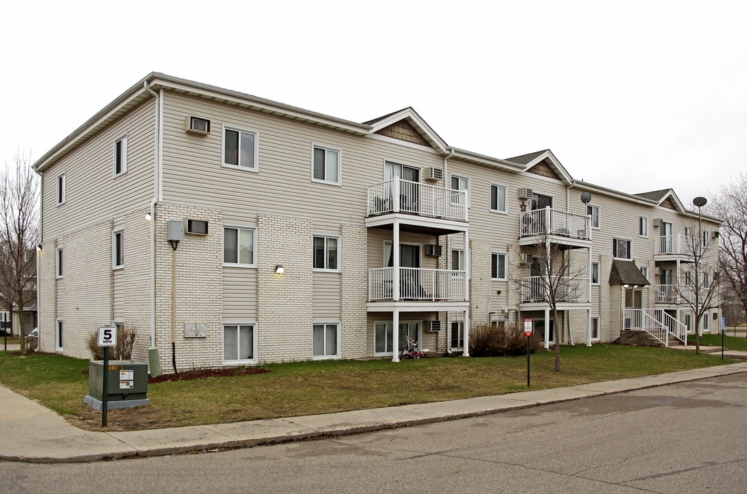 Silver Lake Commons in St. Paul, MN - Building Photo