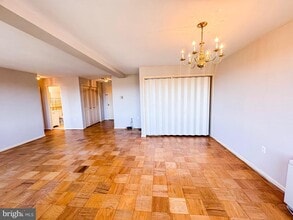 10201 Grosvenor Pl in Rockville, MD - Building Photo - Building Photo