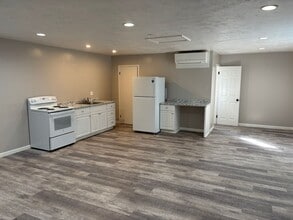 1292 Claremont Ave in Ashland, OH - Foto de edificio - Building Photo