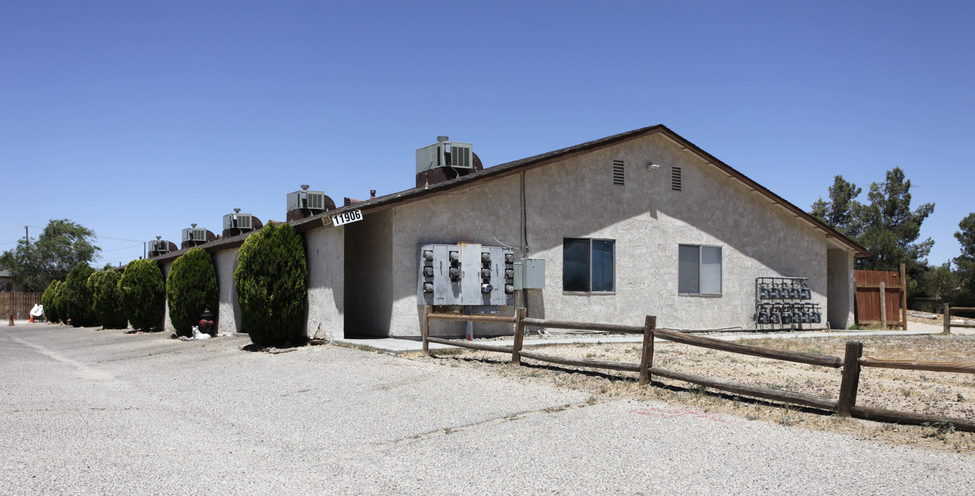 11906 1st Ave in Hesperia, CA - Building Photo