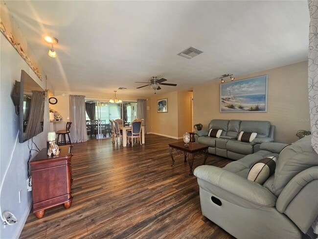 672 Gershwin Dr in Largo, FL - Building Photo - Building Photo