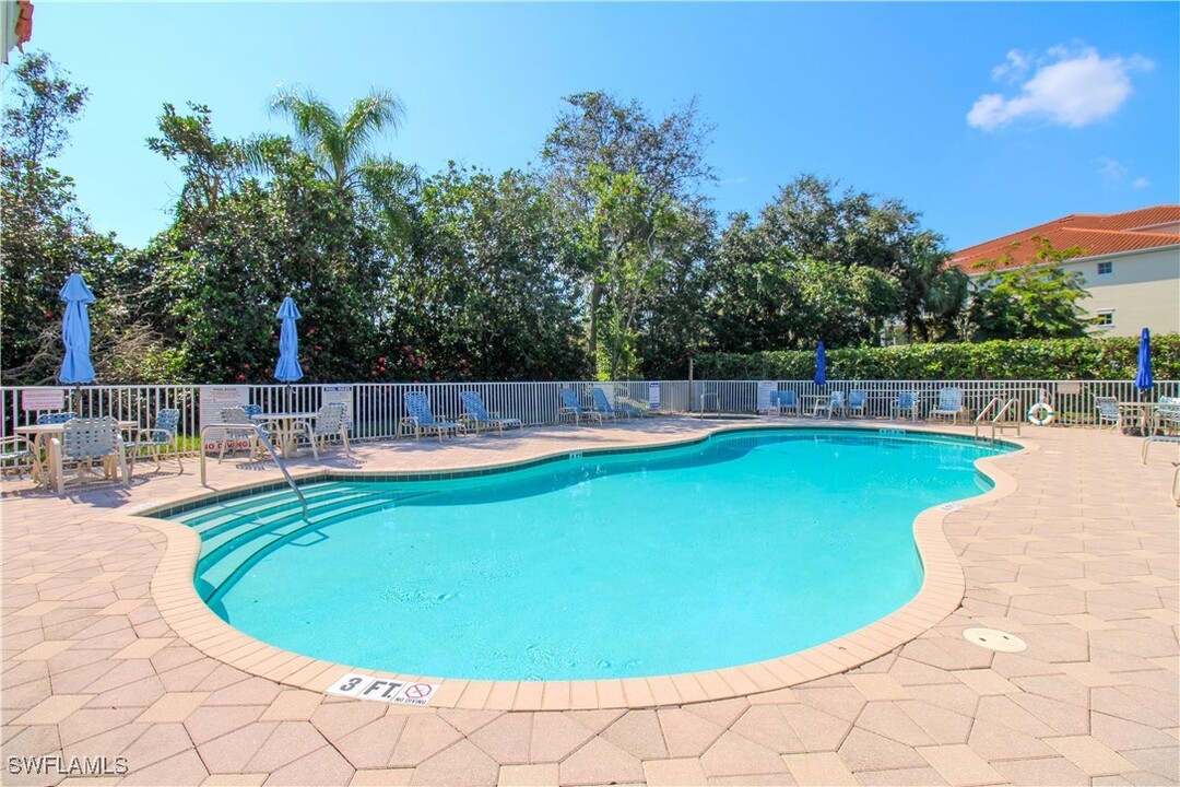 4853 Hampshire Ct in Naples, FL - Foto de edificio