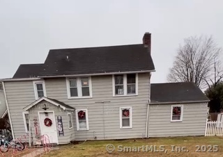 7 Hiawatha Ln in Westport, CT - Building Photo