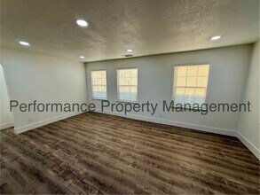 1209 Woodrow Ave in Bakersfield, CA - Foto de edificio - Building Photo