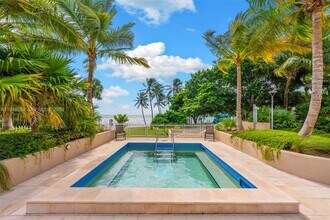 3 Grove Isle Dr, Unit C605 in Coral Gables, FL - Foto de edificio - Building Photo