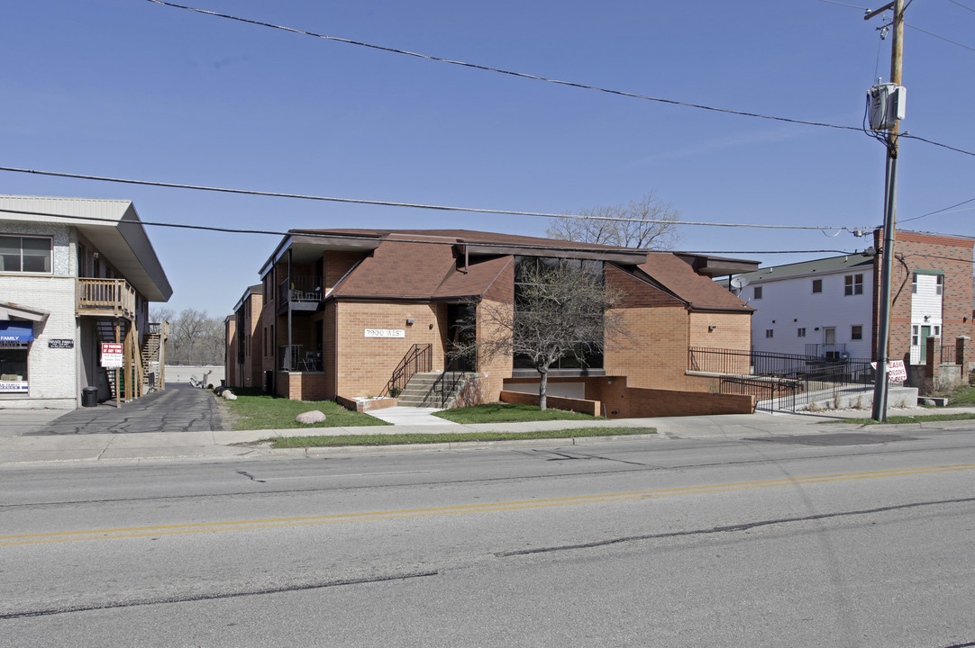 Harwood Apartments in Milwaukee, WI - Building Photo