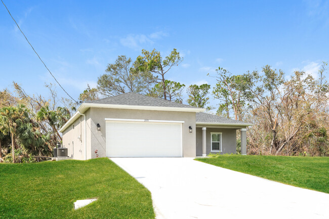 2371 Rushmore St in North Port, FL - Foto de edificio - Building Photo