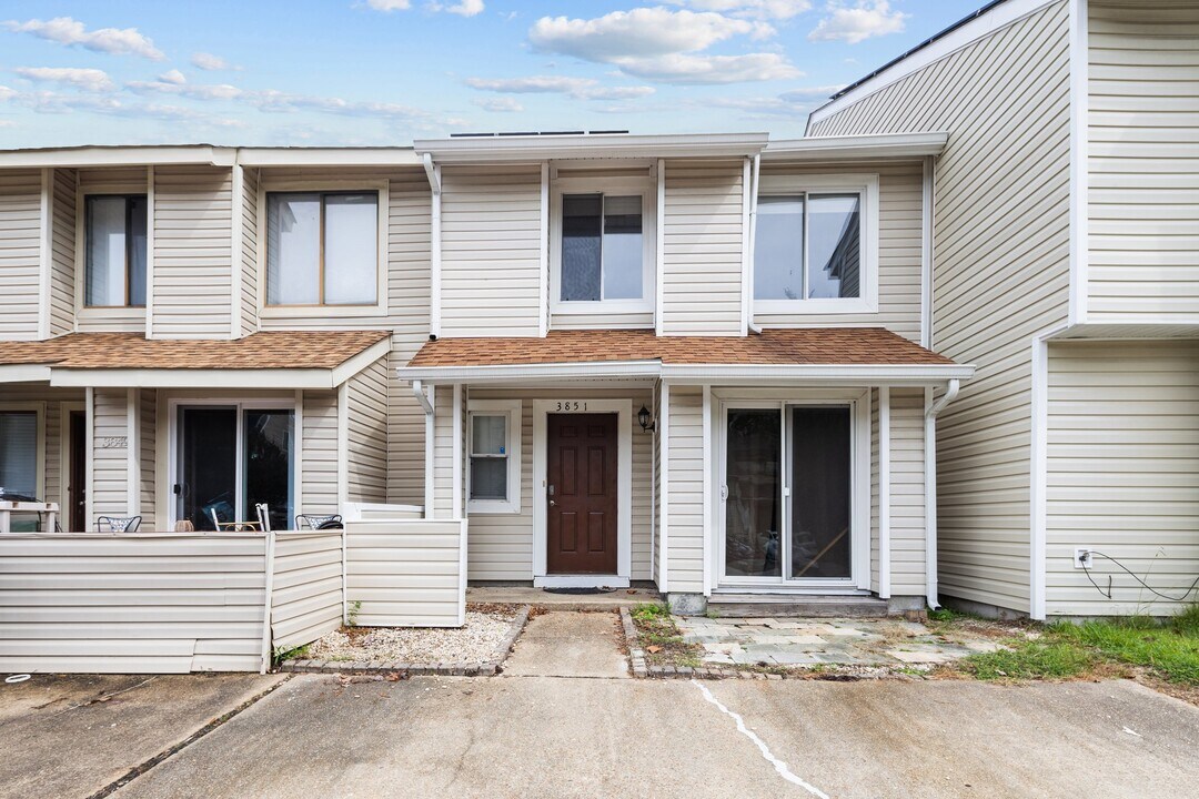 3851 Chimney Creek Dr in Virginia Beach, VA - Building Photo