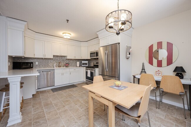 124 Tennis Plaza Rd, Unit 8 in Dracut, MA - Building Photo - Building Photo