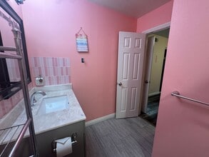 30 Undisclosed Address, Unit Main House in Santa Ana, CA - Foto de edificio - Building Photo