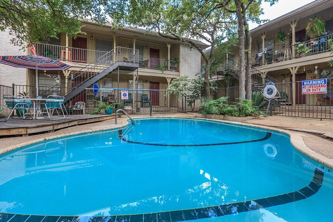 Villa Navarone Apartments in San Antonio, TX - Building Photo