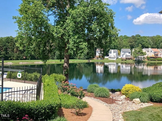 Room in Condo on Springfork Dr in Cary, NC - Foto de edificio - Building Photo