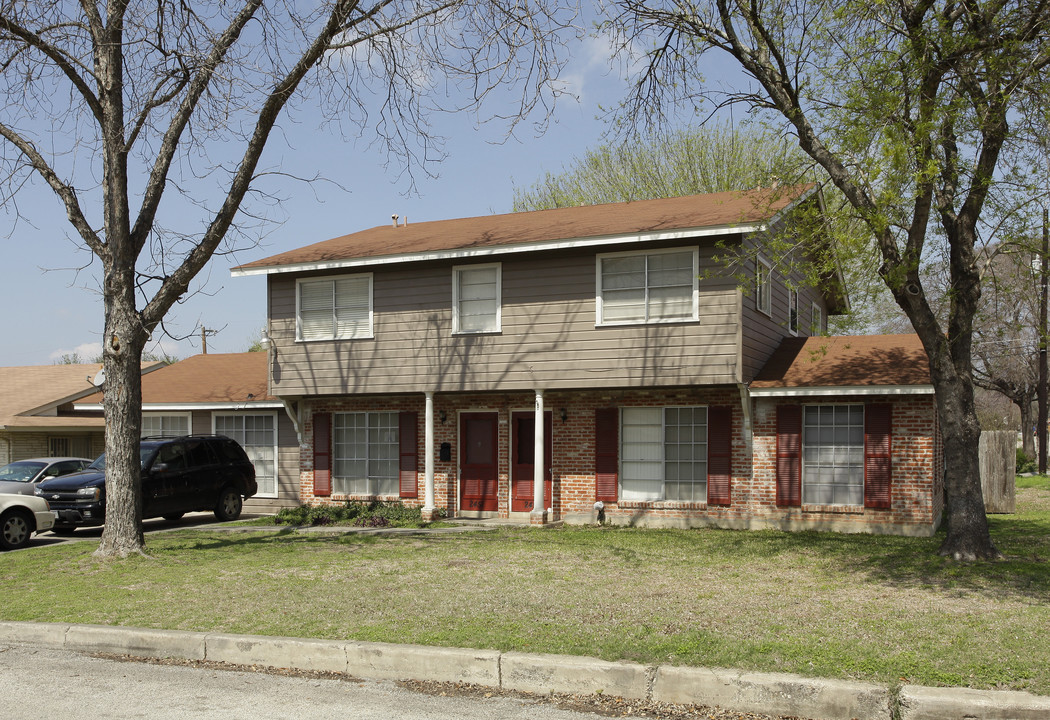 2451 Hiawatha St in San Antonio, TX - Building Photo