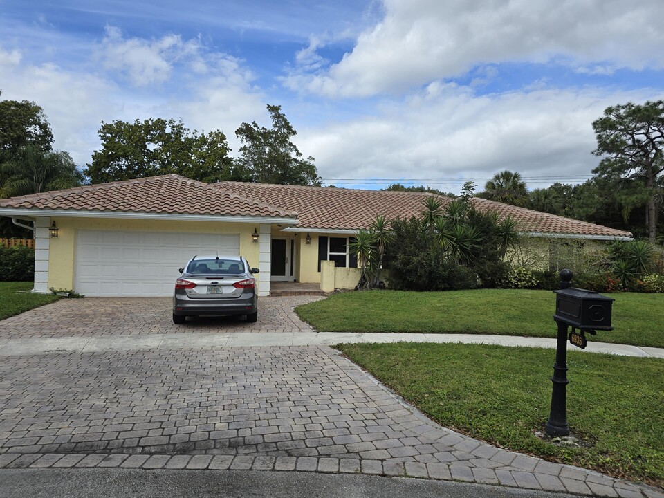 6935 Corto Cir in Boca Raton, FL - Building Photo