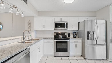 7205 Thomas Dr in Panama City Beach, FL - Building Photo - Building Photo