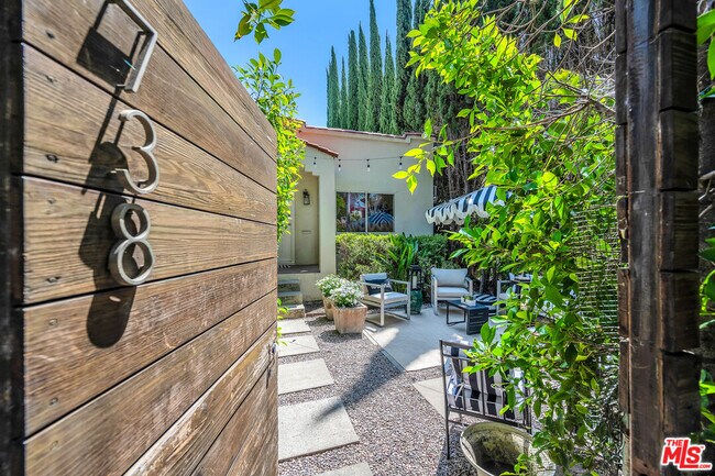 738 Westmount Dr in West Hollywood, CA - Building Photo - Building Photo