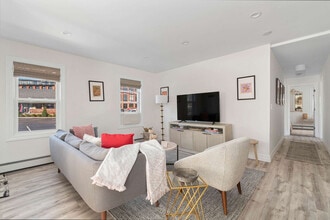 136 Main St in Warren, RI - Building Photo - Building Photo