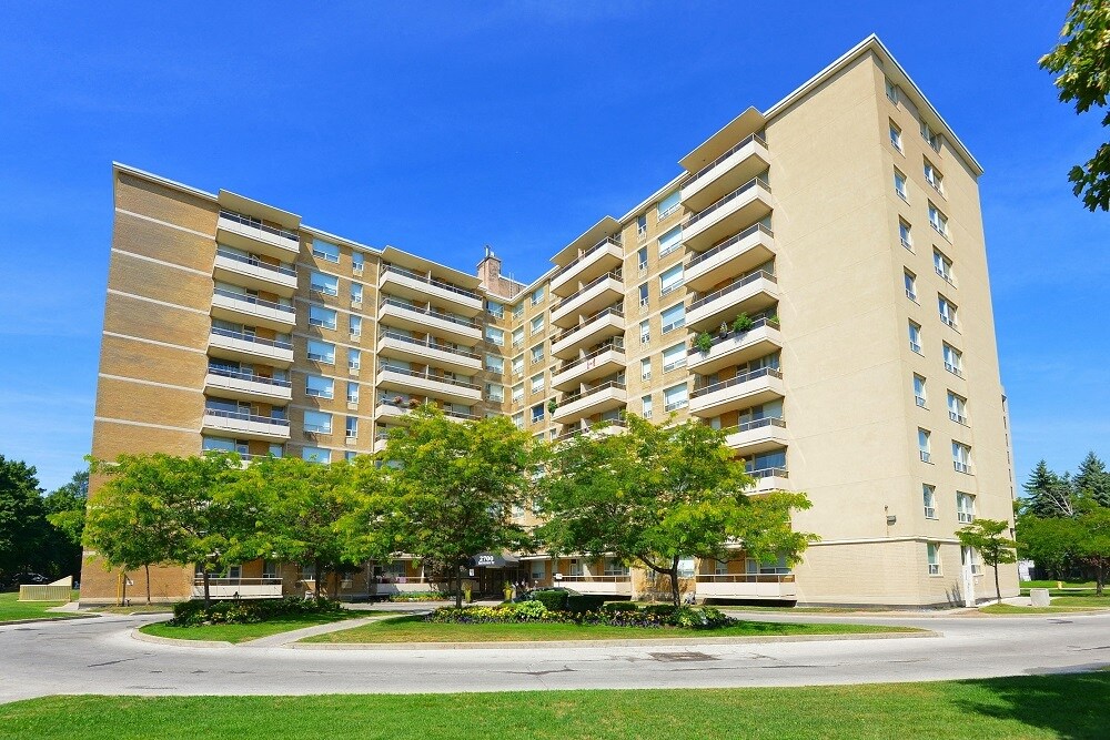 2700 Bathurst Street in Toronto, ON - Building Photo