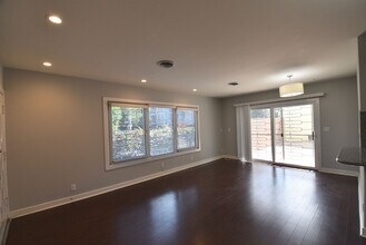 11204 Peach Grove St in Los Angeles, CA - Foto de edificio - Building Photo