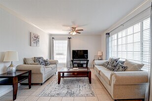 2201 Fountain View Dr in Houston, TX - Building Photo