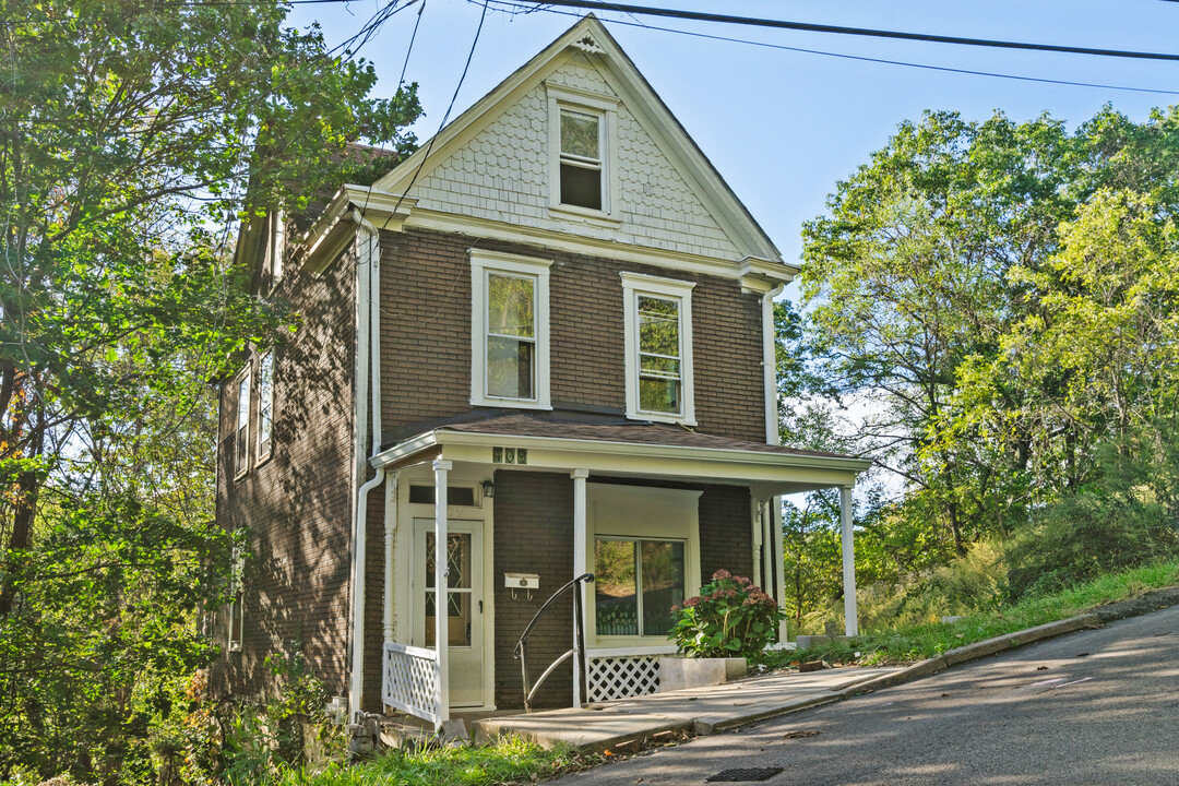 409 Clugston Ave in Turtle Creek, PA - Foto de edificio