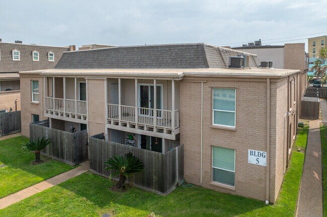 Mariner House Condominiums in Galveston, TX - Building Photo - Building Photo