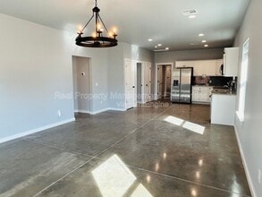 104 N Harrison Ave in Blanchard, OK - Foto de edificio - Building Photo