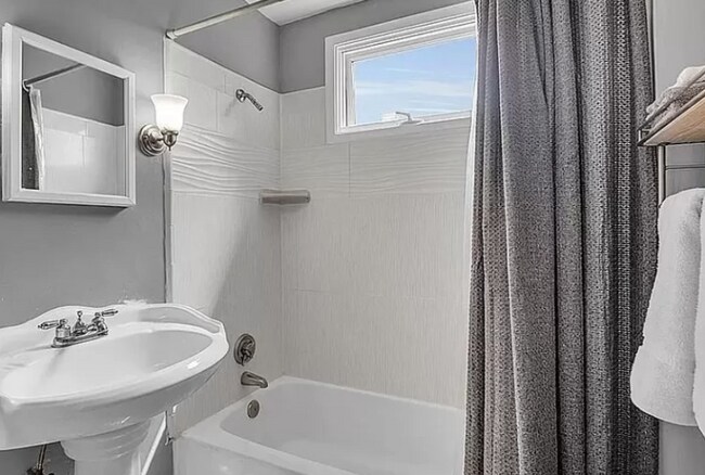 62 Hamilton St-Unit -3 in Worcester, MA - Building Photo - Building Photo