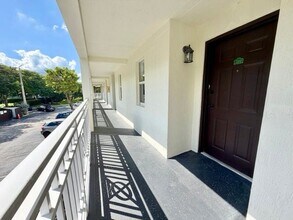 11201 NW 89th St in Doral, FL - Building Photo - Building Photo
